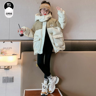 女大童冬装拼色外套2025新款洋气初中生女孩冬季加厚压花羽绒服。
