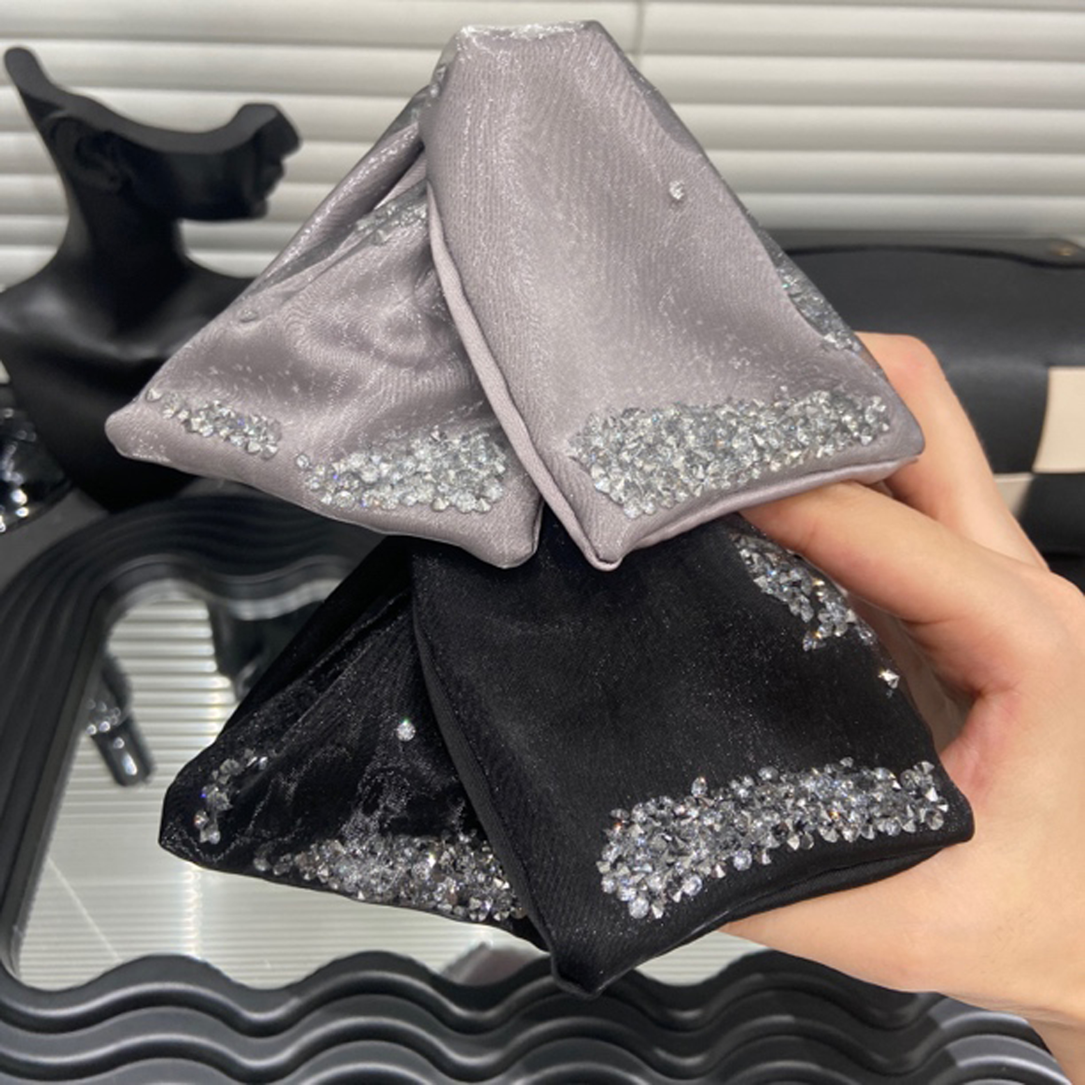 E4659小香风闪钻路易斯抓夹13cm三角夹后脑勺鲨鱼夹气质粽子头饰