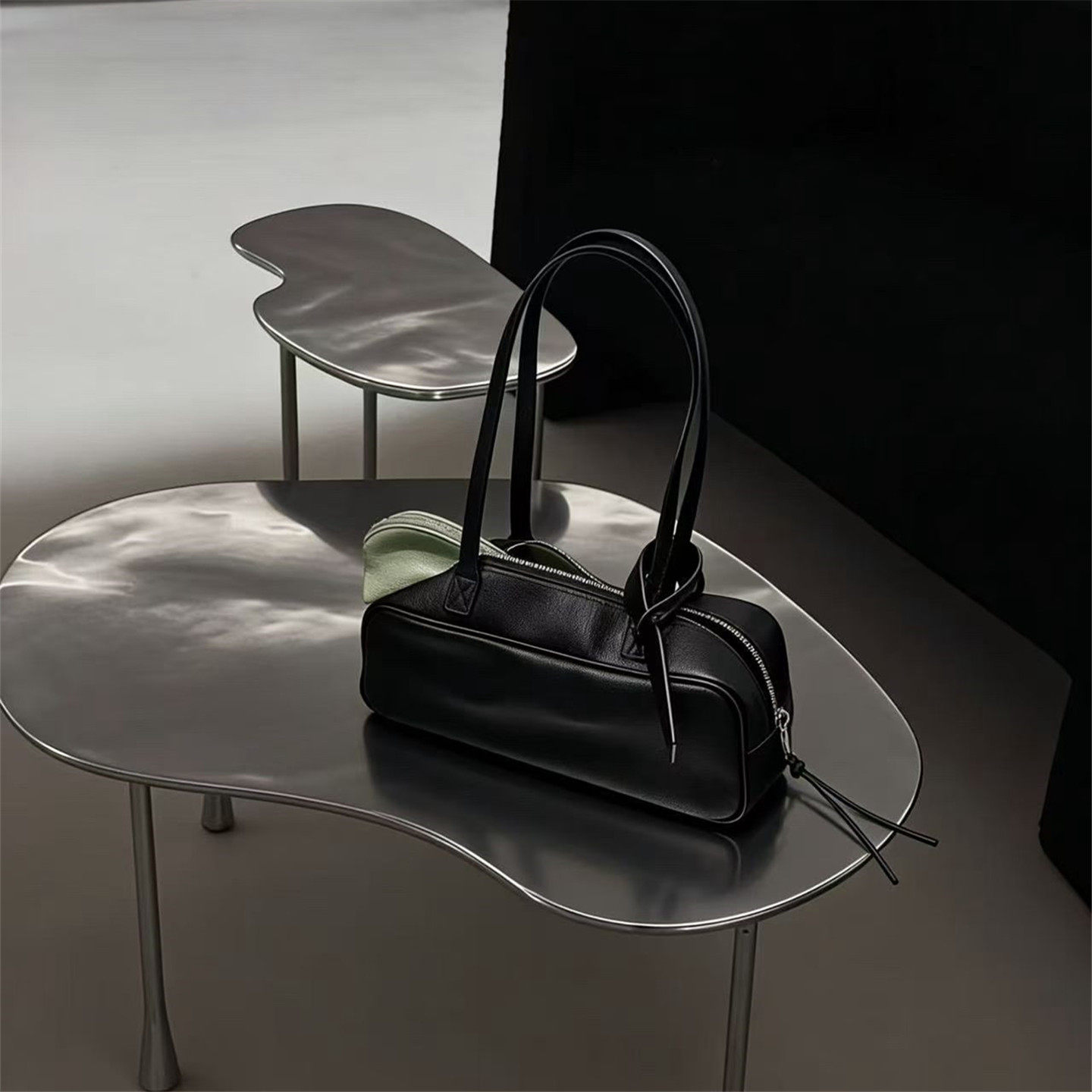  2026春夏新款高级感黑色腋下包女通勤百搭真皮质感单肩法棍包潮