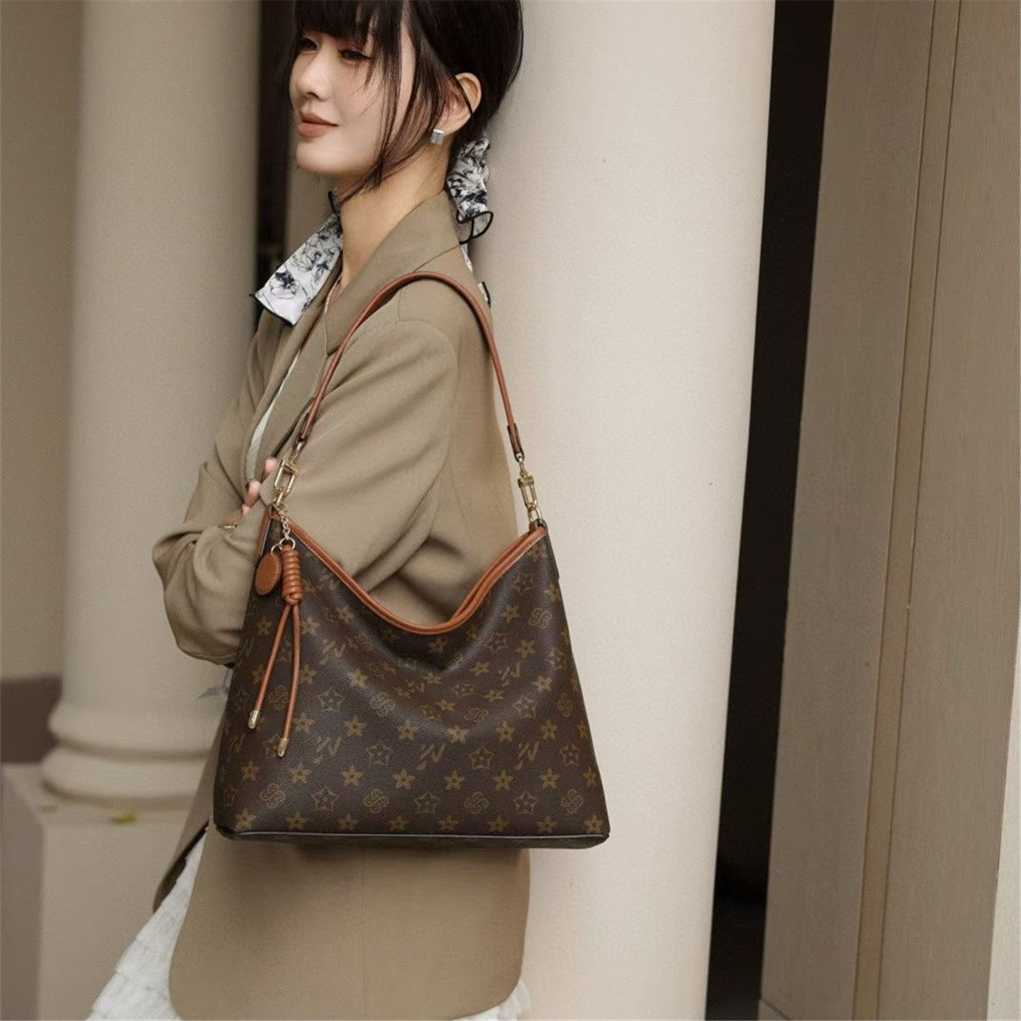 优草坊正品轻奢印花大容量女包单肩腋下包休闲慵懒风手提斜挎包潮