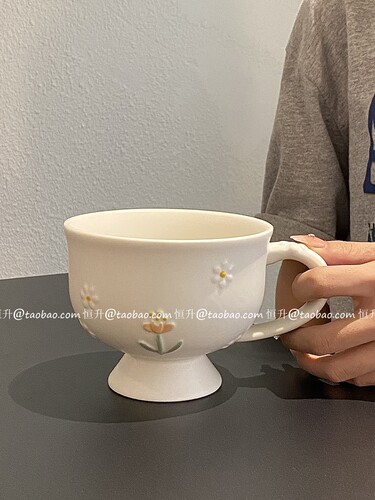 小清晰浮雕小雏菊小众高脚杯早餐燕麦杯釉下彩陶瓷把杯咖啡杯礼物