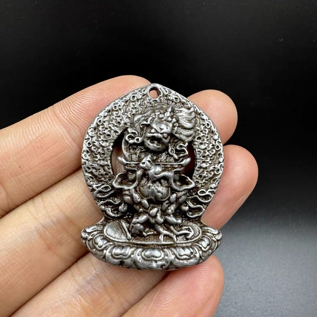 西藏尼泊尔藏式天铁錾刻托甲藏佛大黑天财神西藏文玩寒铁吊坠挂件