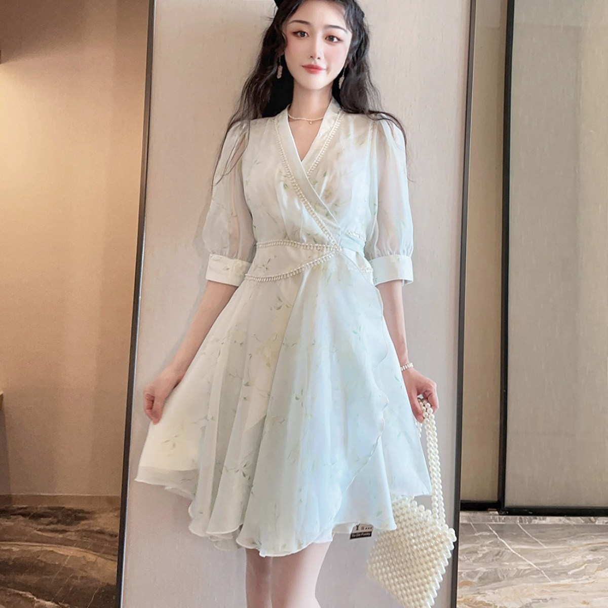 兔子小姐 台湾货夏装设计感v领重工钉珠一片式系带荷叶边连衣裙女