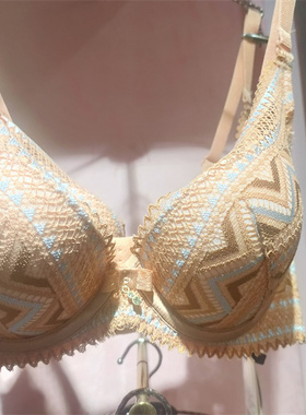 AERENEY爱亦心伊内衣情迷摩洛哥中厚性感聚拢收副乳文胸罩81375