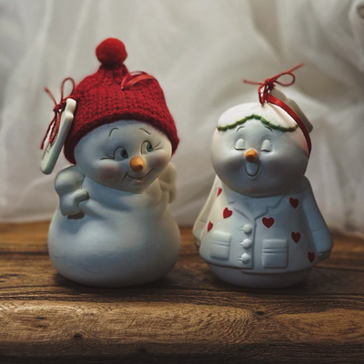 持续瓷生Department56陶瓷红帽子胖雪娃红爱心眼罩摆件创意工艺品