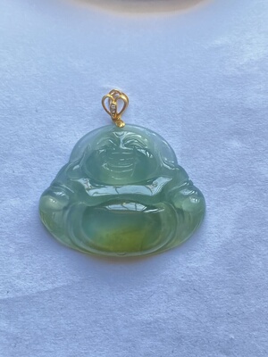 纯天然缅甸翡翠A货晴底冰黄，肚里藏金佛公吊坠，镶嵌18k金扣头。