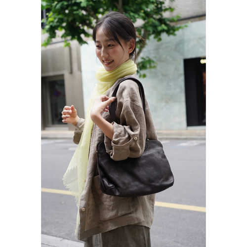 Cha 官方｜GUIDI 26春夏 B100 简约复古哑光黑褶皱马皮单肩手提包