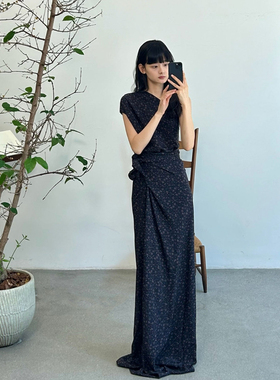 Cha 官方 | Cortana Iman 碎红黑丝斜领围裹连衣裙