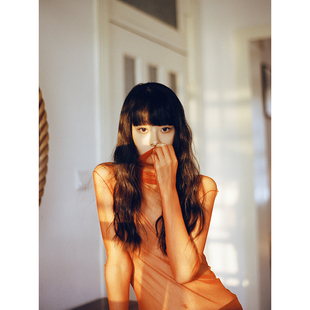 Cha推荐 惊喜打底 | Cortana 铁锈红真丝内搭 贴身 不 退 不 换