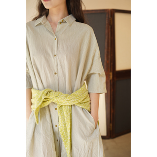 Cha 官方 | APUNTOB 26早春 肌理感条纹翻领宽松中袖米灰色衬衫裙