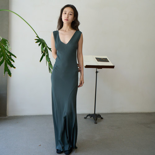 Cha 婚纱礼服系列 | Cortana 25春夏 KARA GREEN真丝V领长裙