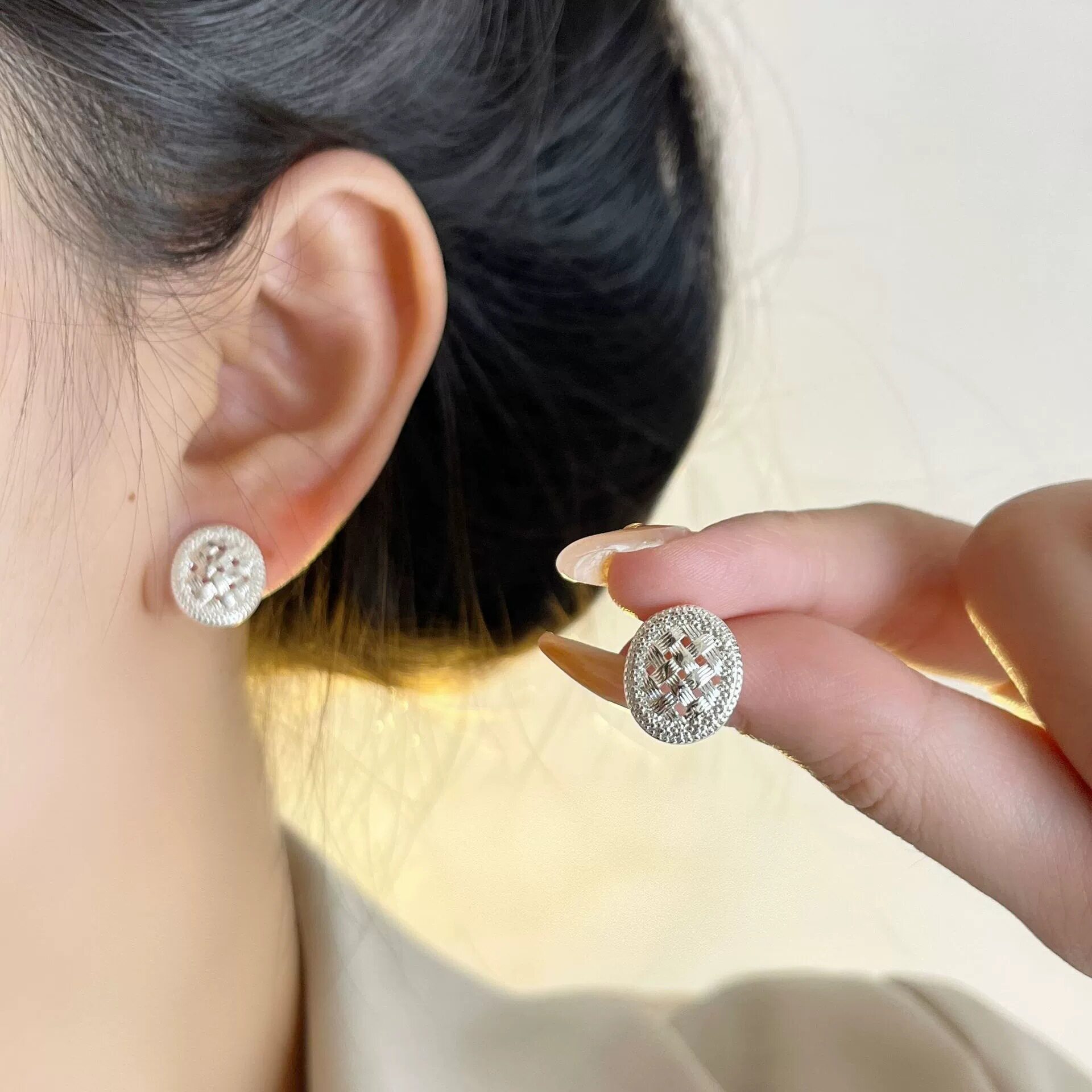 S925镀银小香风盘纽扣耳钉女简约时尚气质百搭个性耳环ins风小众