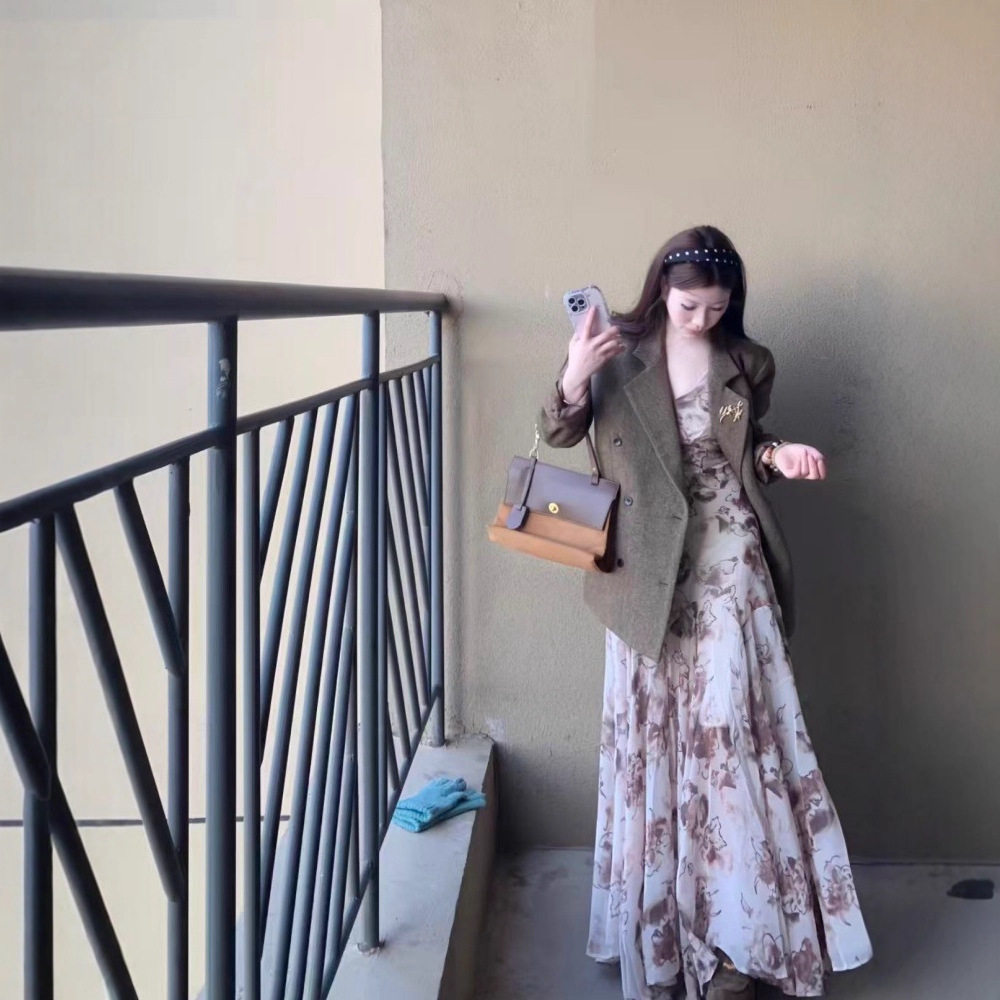 秋冬穿搭一整套美拉德咖色西装外套女叠穿碎花吊带连衣裙两件套