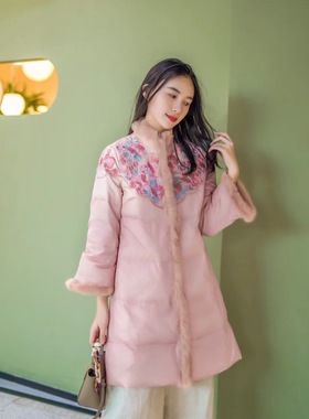 2691大吉复古纯色绣花羽绒服中长款上衣兔毛外套女宽松直筒白鸭绒