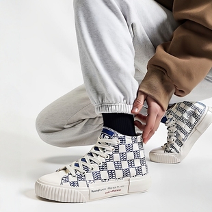 人本加绒帆布鞋女2025秋冬季新款加厚毛绒外穿板鞋保暖女系带高帮