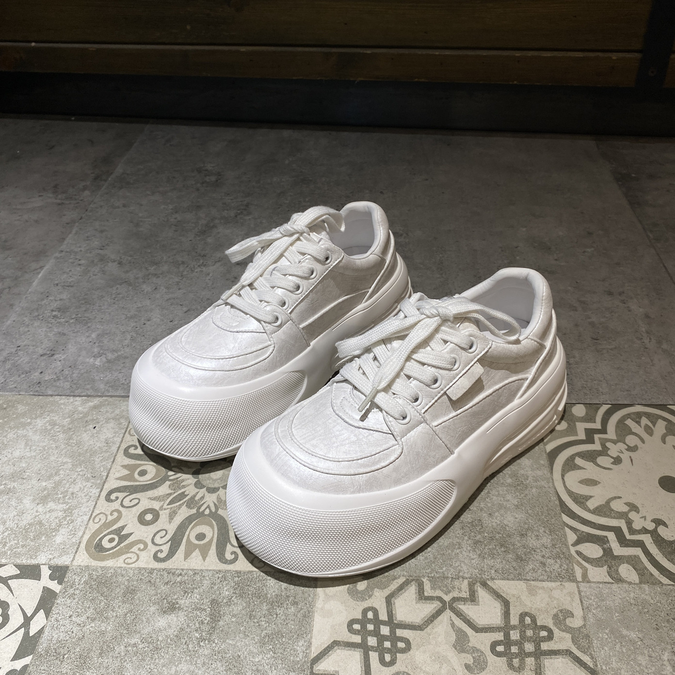 真皮厚底增高小白鞋女2026新款百搭轻便软底娃娃头面包鞋女潮酷