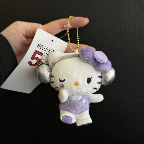 日系50周年紫色耳机hellokitty包包挂件毛绒kt猫公仔钥匙扣包挂饰