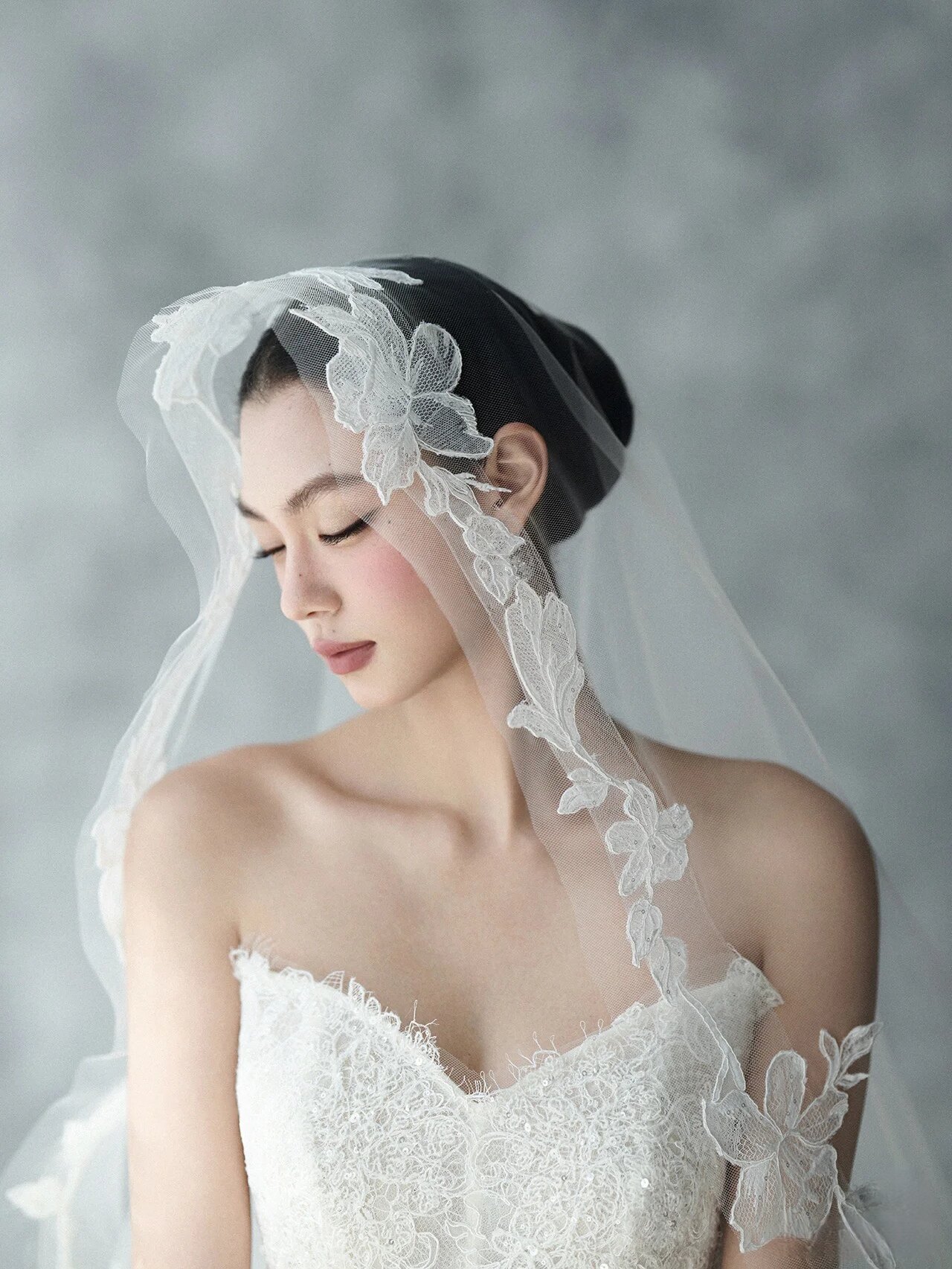 新娘结婚婚纱长款蕾丝花边头纱高级感摄影拍照造型样片硬纱白