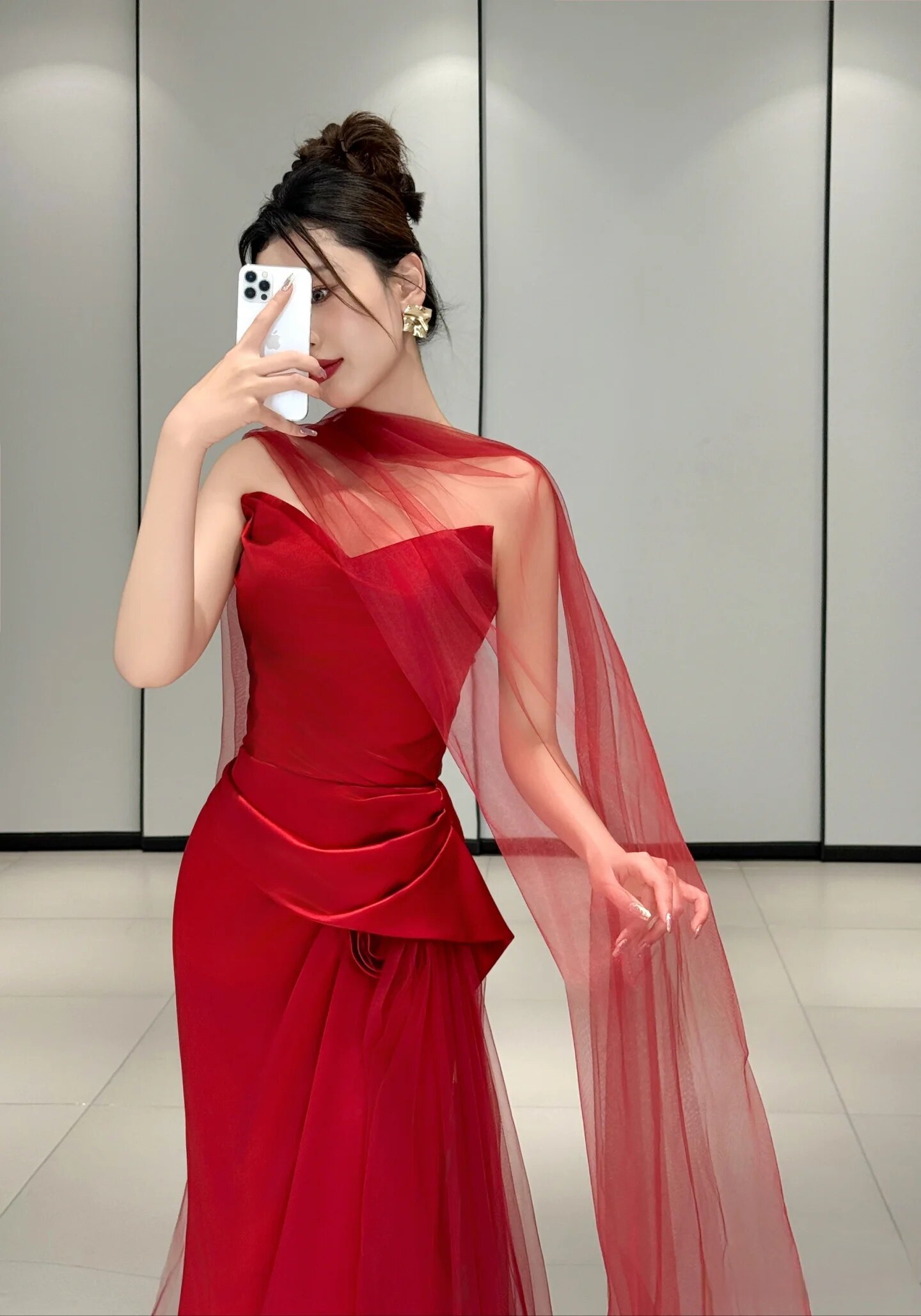 新娘结婚礼服 敬酒服酒红色披肩围脖纱脖颈纱软纱飘逸摄影拍照红