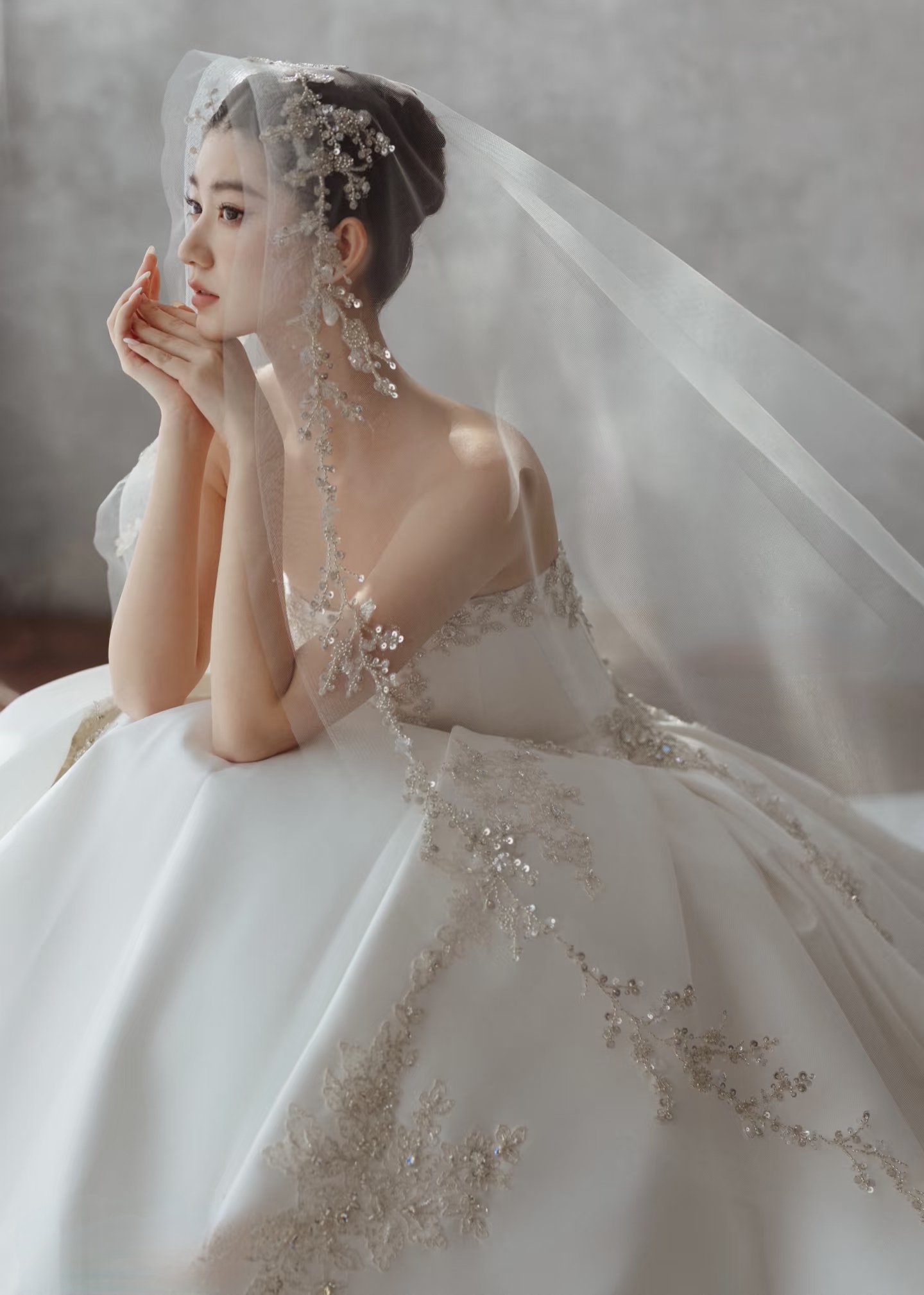 头纱新娘主婚纱长款大拖尾高级感蕾丝花边头饰超仙森系摄影拍照硬