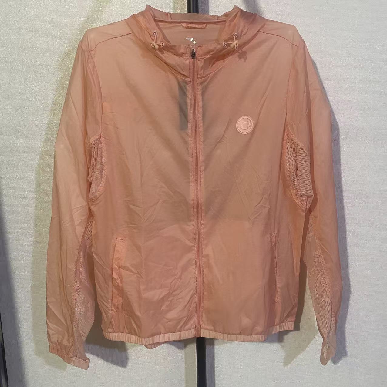 优质价 安踏女款梭织运动上衣防晒服夏季时尚潮连帽风衣16827650