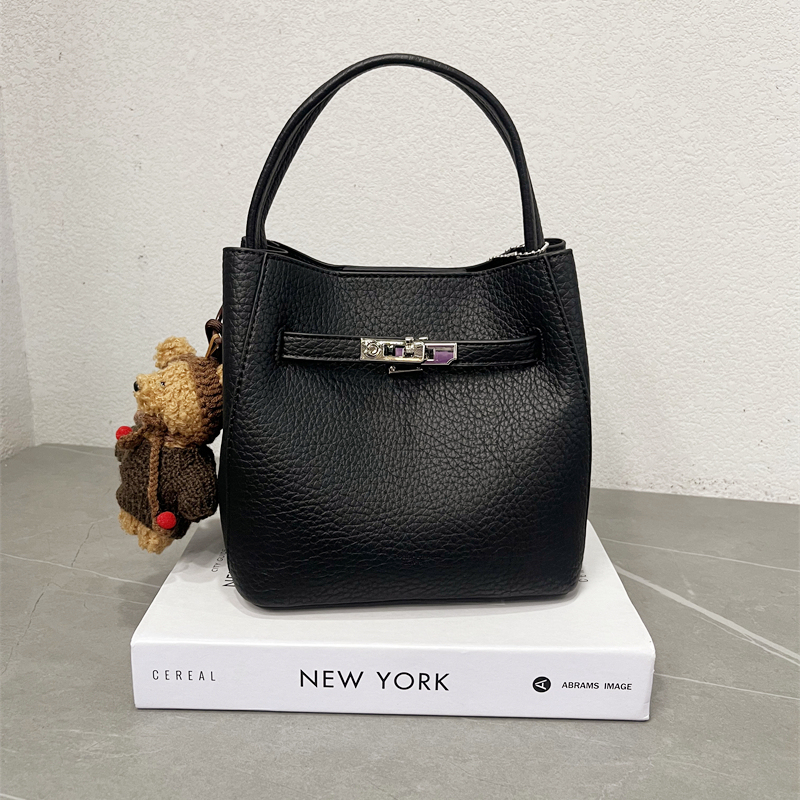 黑色女王正品菜篮子手提包2025新款潮时尚百搭荔枝纹水桶包斜挎包