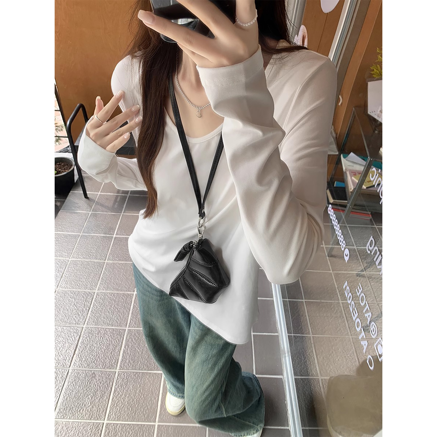 纯棉长袖打底T恤少女基础款韩系慵懒风显瘦早春新款露锁骨U领上衣