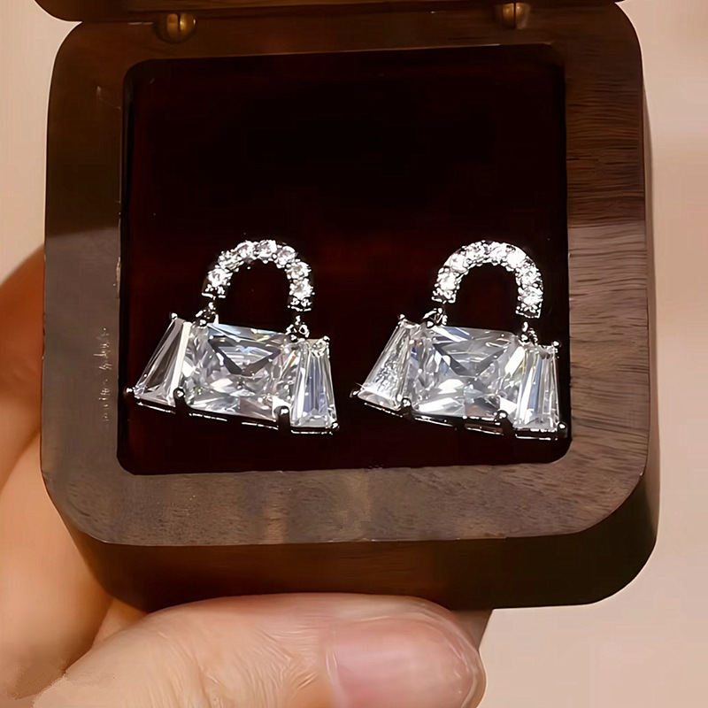 法式小香风包包耳环银针女温柔防过敏婚礼名媛风2025新款银色耳饰