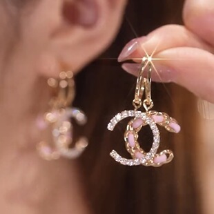 新款粉色双C型耳环925银针皮镶钻防过敏不掉色耳钉高级感轻奢气质