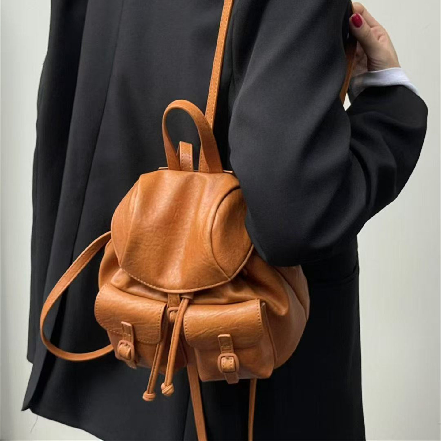 2025新款复古双肩包女迷你小背包百搭通勤皮质抽绳书包