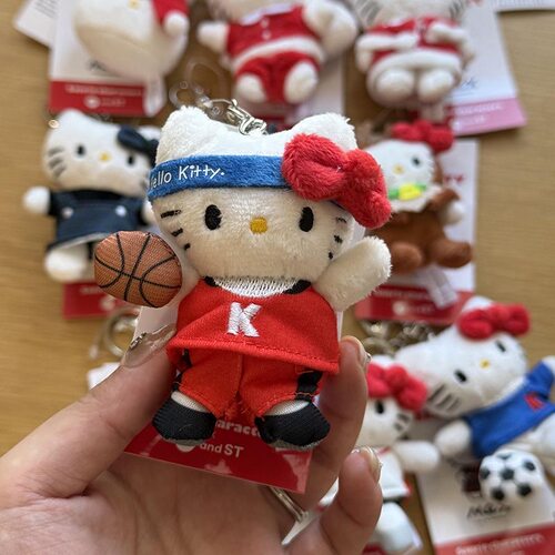 实拍日本kitty猫me%高校联名黑皮辣妹披萨外卖员限定kt猫包包挂件