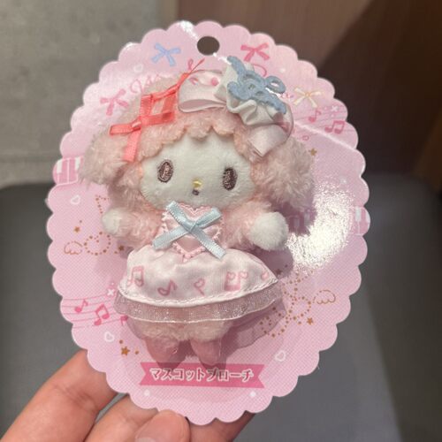 日本小羊粉裙子胸针毛绒公仔挂件心生日礼物挂饰