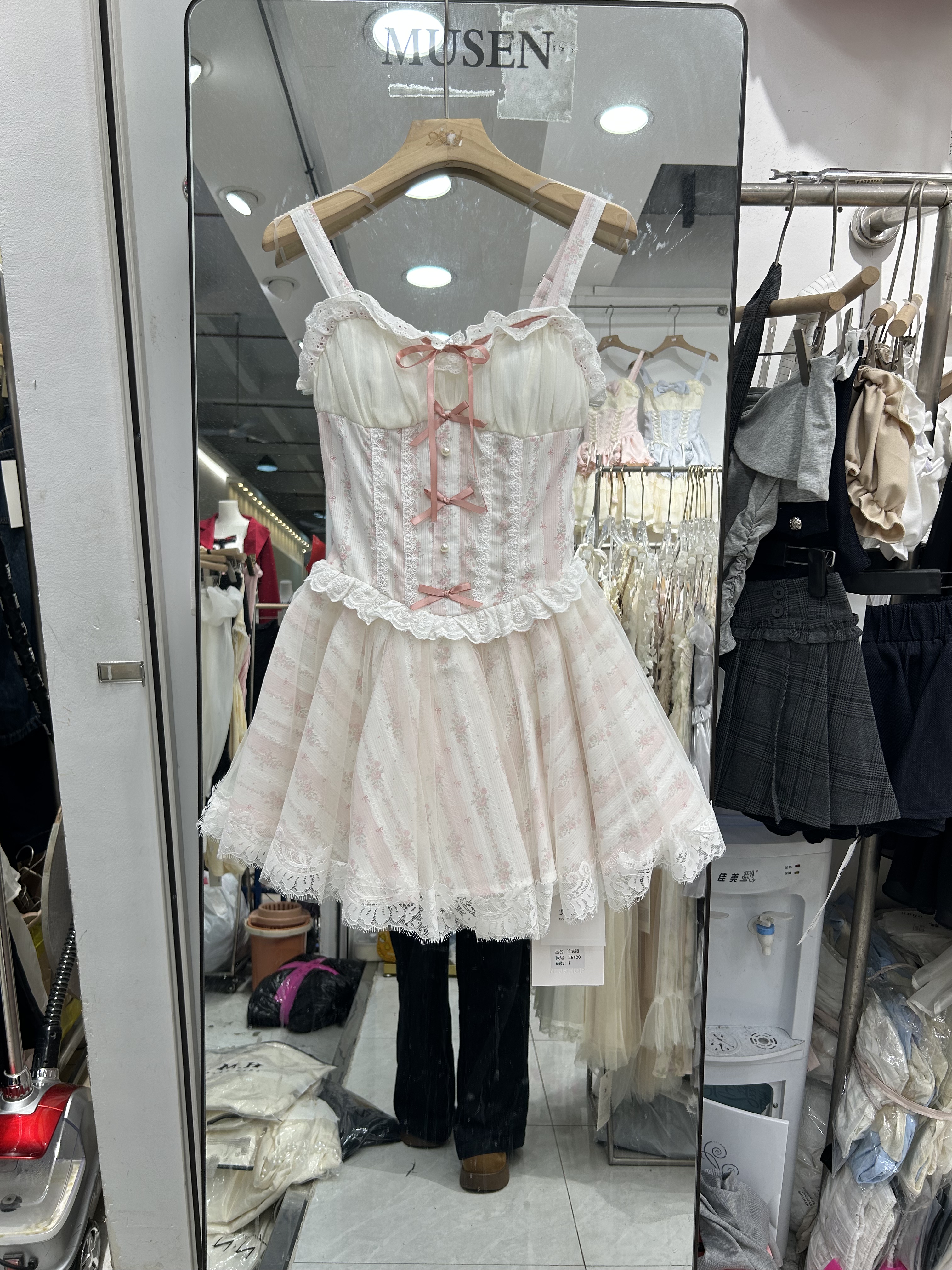 法式甜美风白色吊带连衣裙女夏季新款收腰显瘦蓬蓬裙