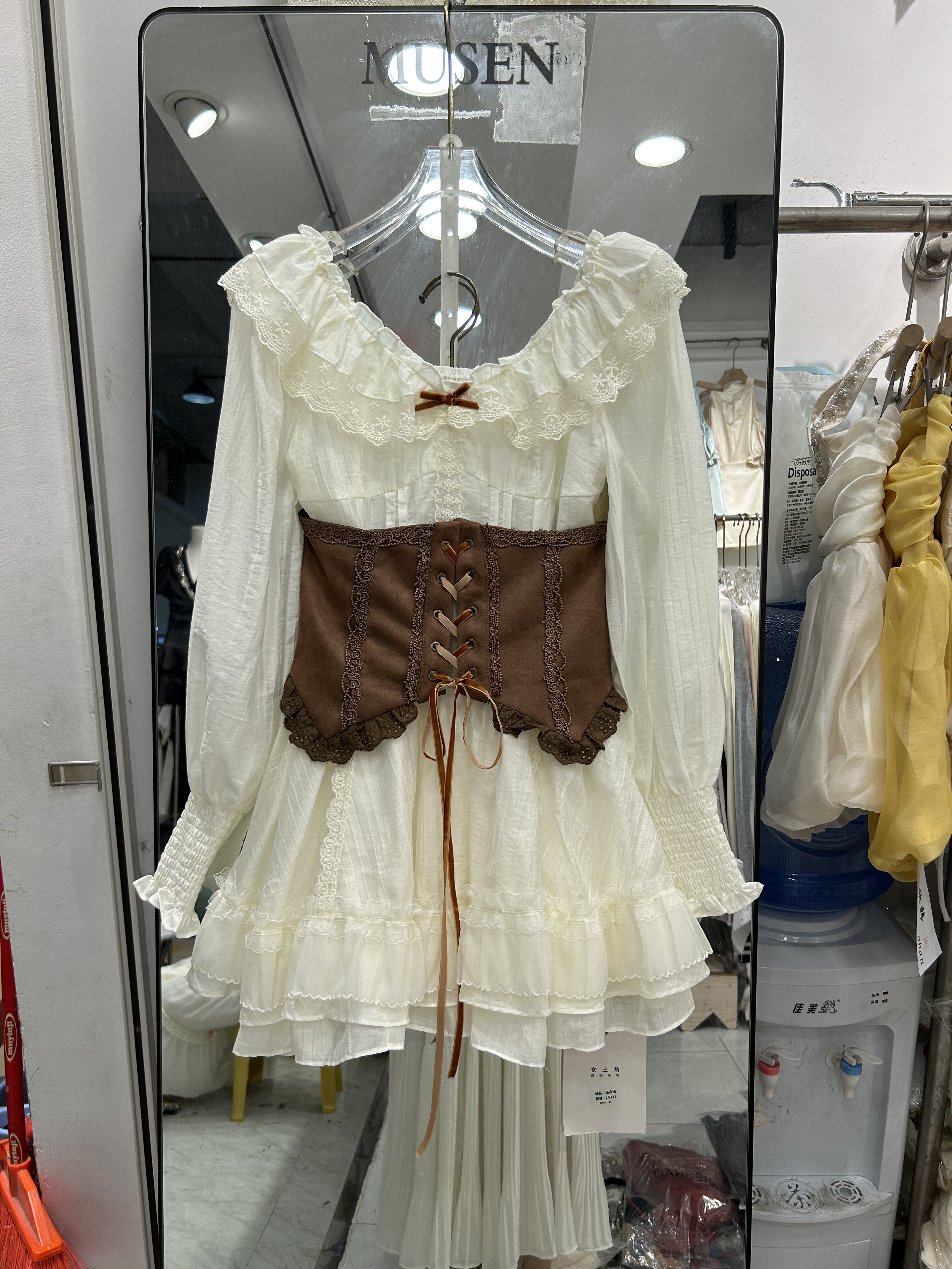 法式复古超仙连衣裙女秋季新款蕾丝花边别致收腰裙子收腰马甲套装