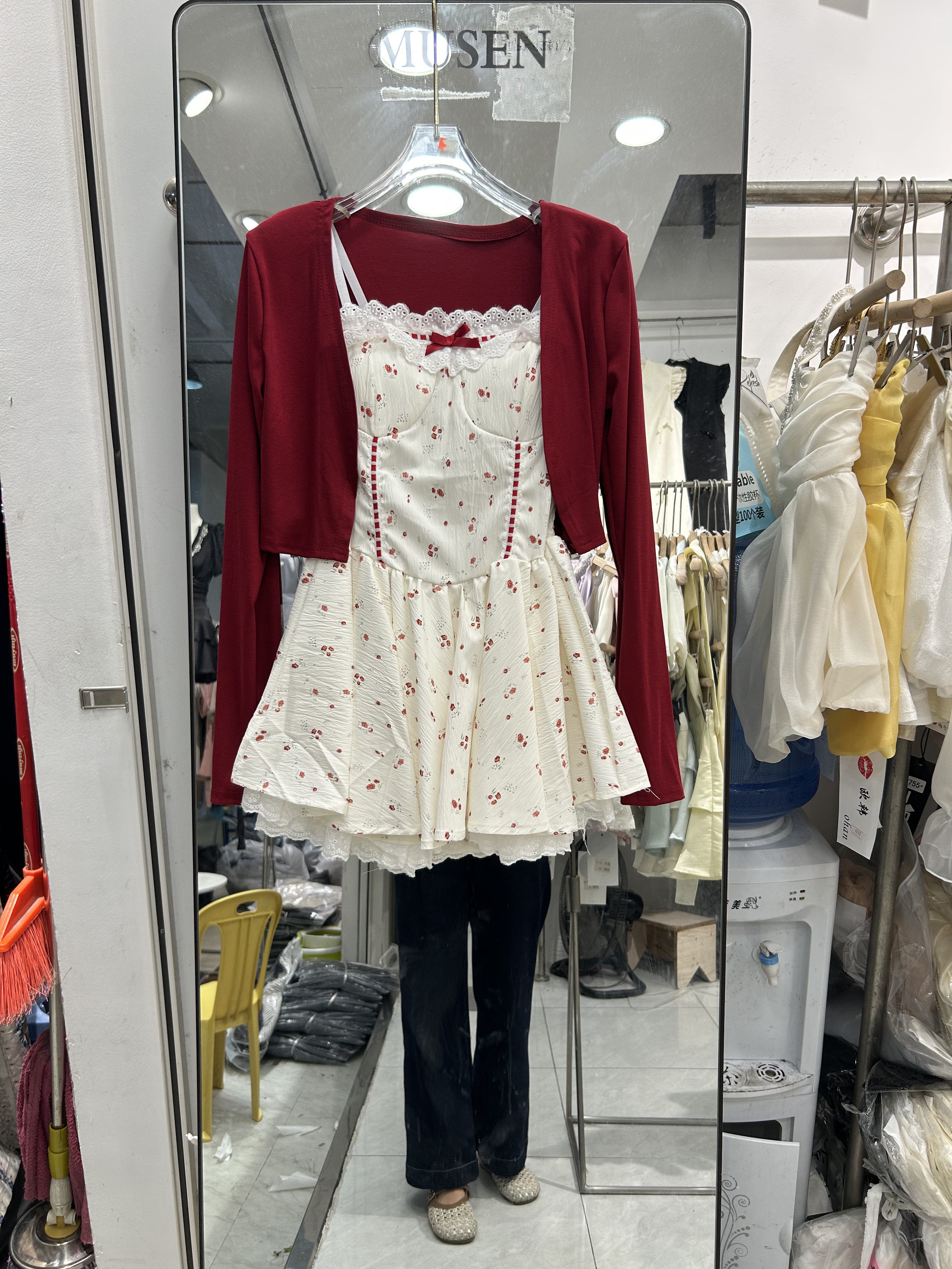 2025新款法式复古樱桃碎花吊带连衣裙女红色开衫减龄两件套