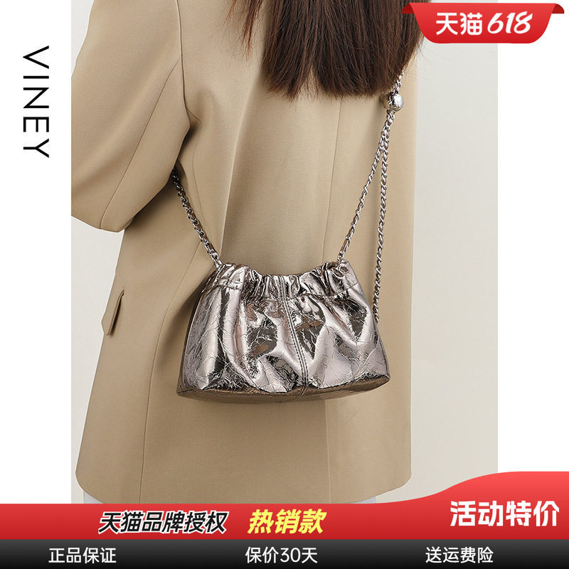 Viney包包女式2026新款云朵包真皮斜挎包手机小包高级感单肩女包