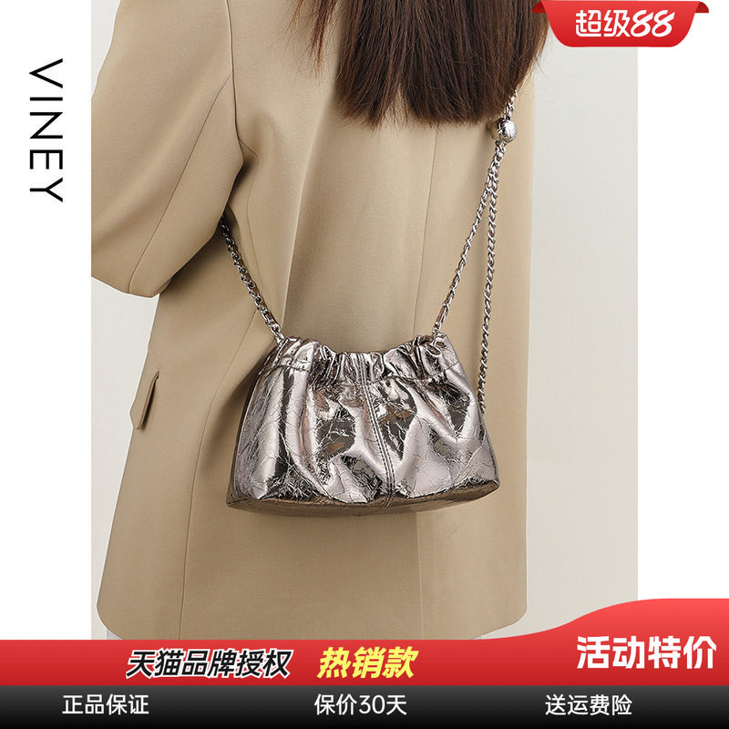 Viney包包女式2026新款云朵包真皮斜挎包手机小包高级感单肩女包