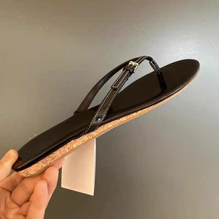 2025夏新款韩国漆皮小坡跟人字拖鞋夹脚趾扣带凉拖时尚外穿凉鞋女