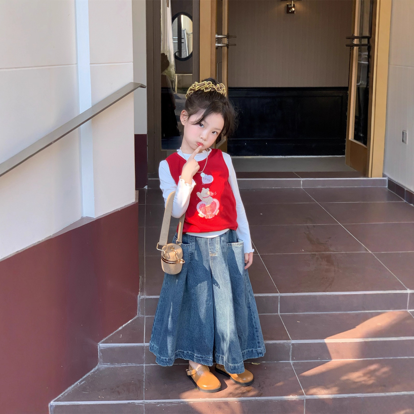 2025秋季新款女童卡通背心木耳边打底衫两件套时髦宽松牛仔阔腿裤
