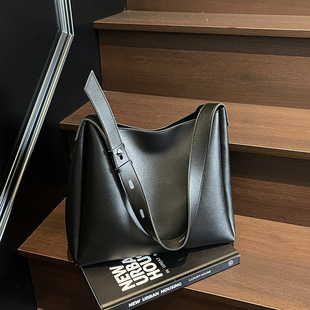 高级感单肩包大容量通勤百搭斜挎水桶软皮女士手提托特包带拉链