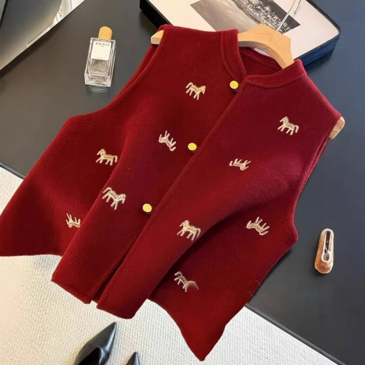 爆款时尚新中式国风重工刺绣2026年春季新款女马甲红色马年背心潮