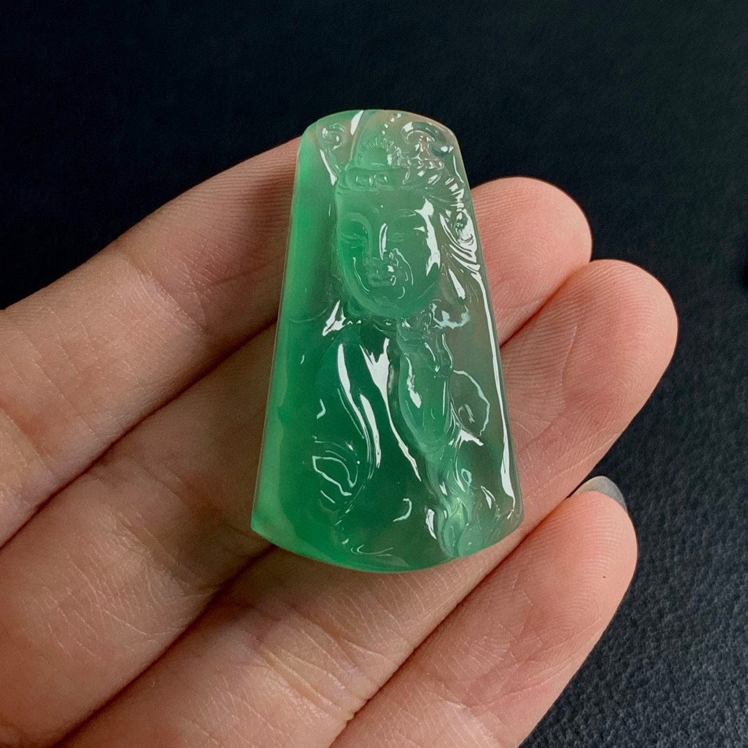 天然A货缅甸翡翠 观音 尺寸 : 36.4-20.7-6.7