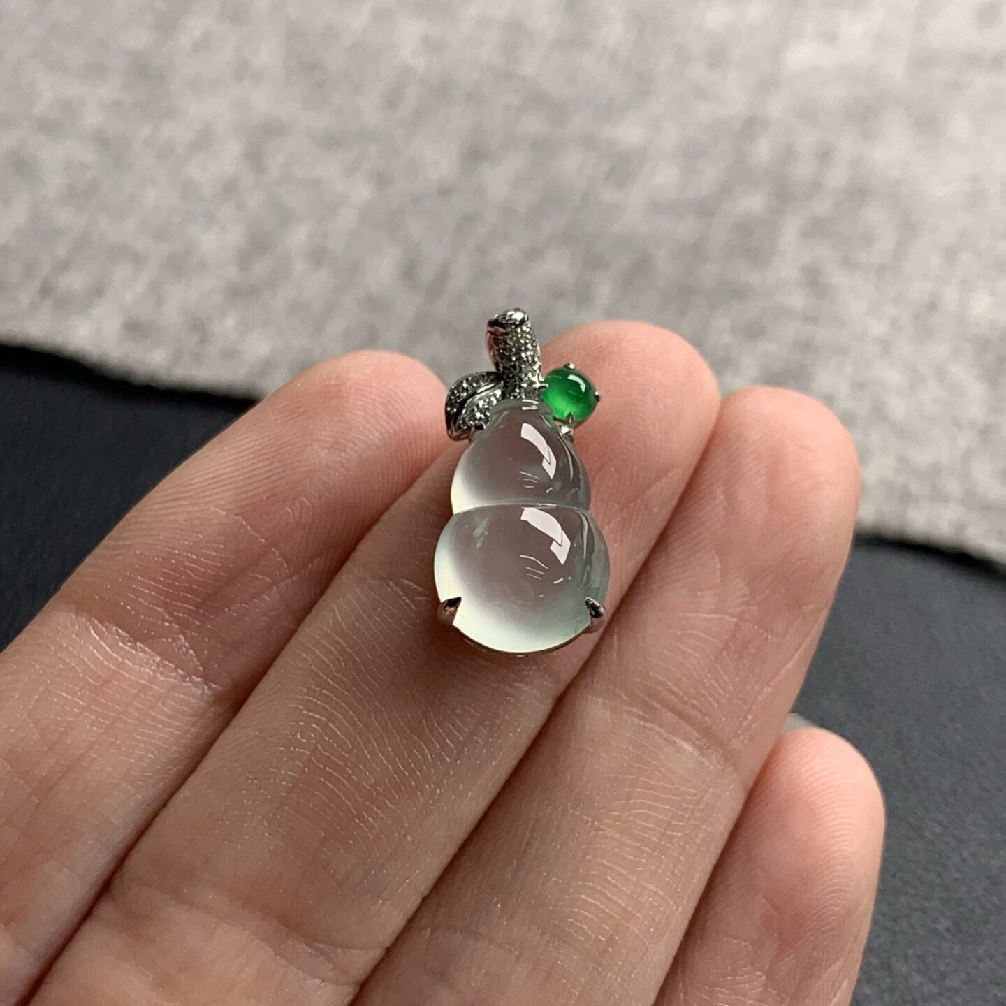 天然A货缅甸翡翠 葫芦吊坠整体 : 18.8-9.1-7.5裸石 : 13-9.1-5.6