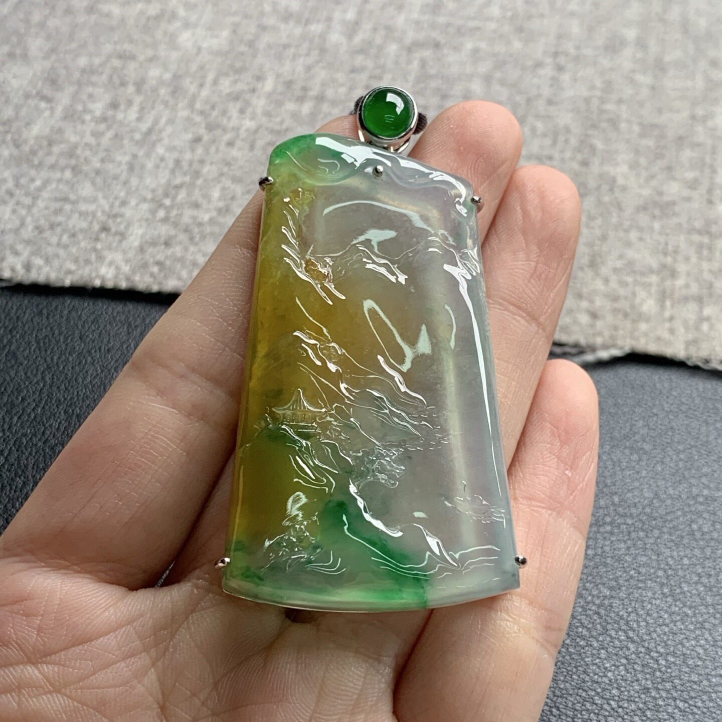 天然A货缅甸翡翠 黄加绿山水牌吊坠整体60-33.5-7裸石54-30.5-6.2