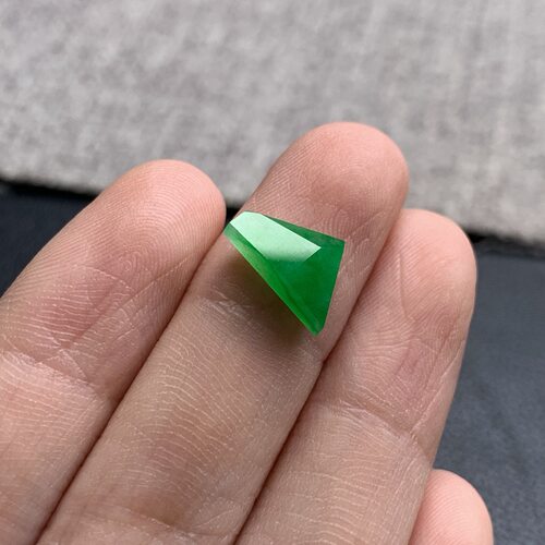天然A货缅甸翡翠 切割 尺寸 : 11.5-6.8-3.7