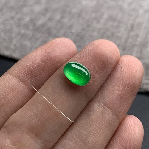 天然A货缅甸翡翠 阳绿蛋面 尺寸 : 8.6-6.1-3.1