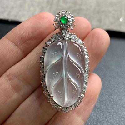 天然A货缅甸翡翠 叶子吊坠 整体42.8-20.8-9.9 裸石27.3-17.1-4.5