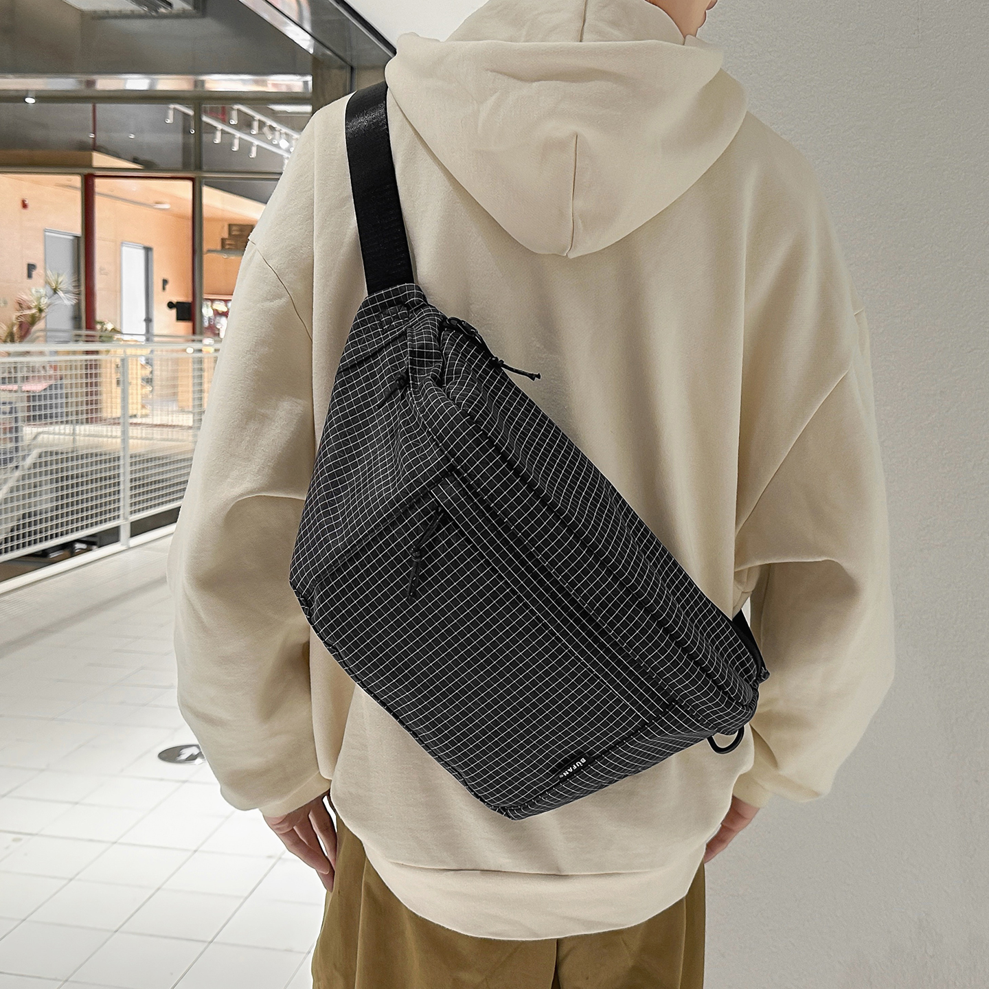 慵懒风尼龙布大容量斜挎潮牌胸包