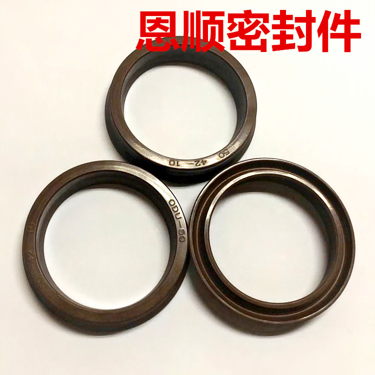 颜色：棕色。 材质：氟橡胶。 使用温度：-35至+250（℃）℃  压力范围：小于150MPa。 主要优点：耐摩擦、抗挤出、耐冲击、压缩变形小、易于安装。 适用的主要流体：通用石油基液压油、水乙二醇液压油、油-水乳化型液压油等