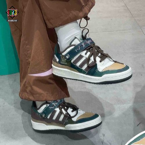 阿迪达斯男女刺绣魔术贴运动板鞋